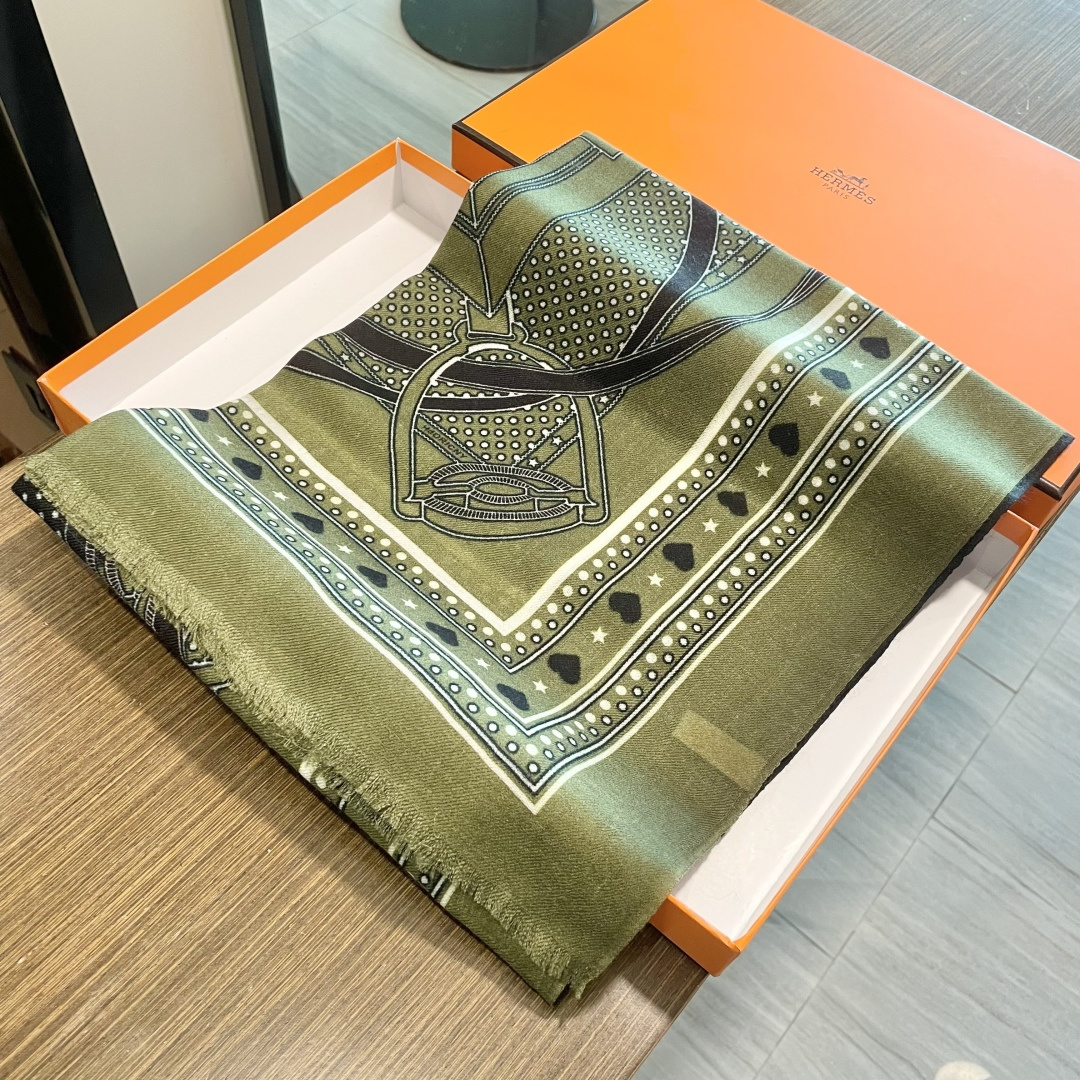 新品🔥爱马仕最新款‼️，2025高端大气上档次【羊绒长巾】🔥实物真心美 🎀披肩配以印花💓💃🏻无论设计喷绘