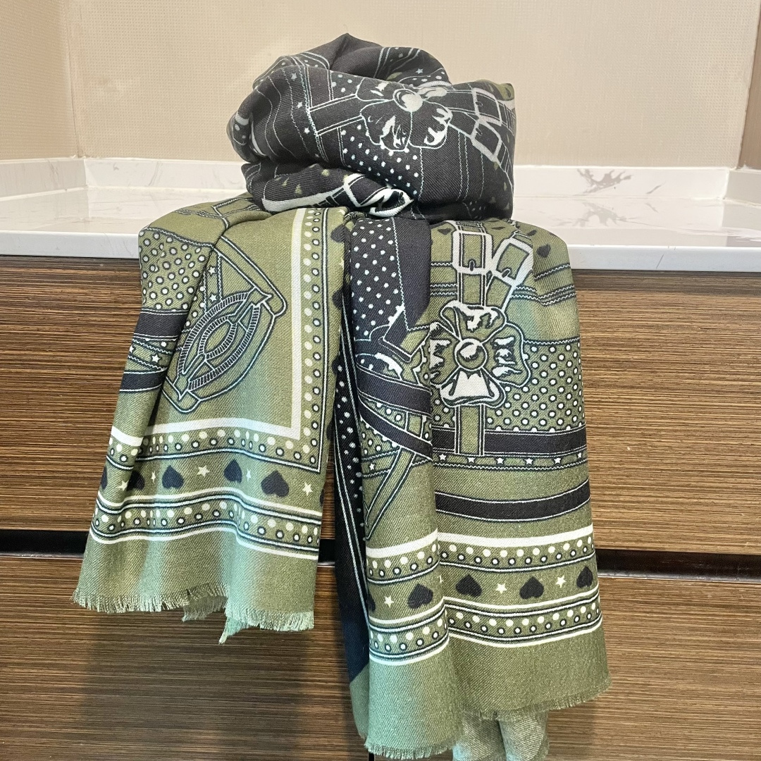 新品🔥爱马仕最新款‼️，2025高端大气上档次【羊绒长巾】🔥实物真心美 🎀披肩配以印花💓💃🏻无论设计喷绘