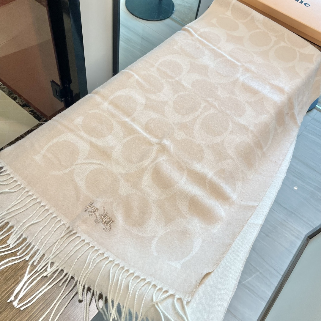 高版本✨【经典款】COACH经典 蔻驰披肩也太好看了吧！不仅有颜值还有品质，羊绒，手感超级软糯和舒服，尺