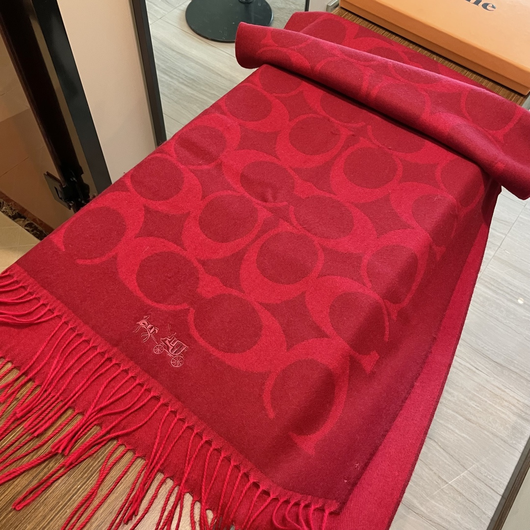 高版本✨【经典款】COACH经典 蔻驰披肩也太好看了吧！不仅有颜值还有品质，羊绒，手感超级软糯和舒服，尺