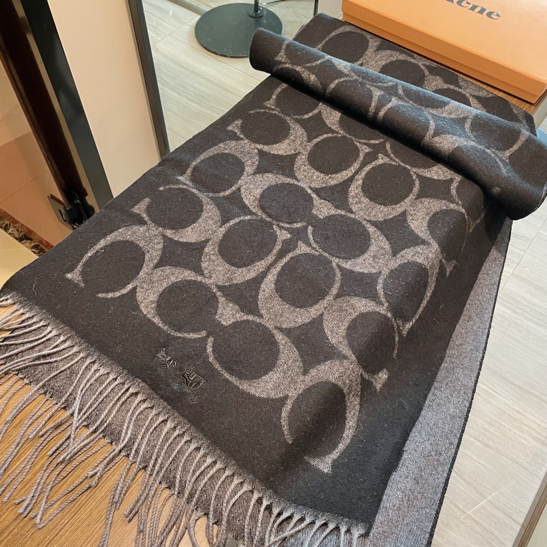 高版本✨【经典款】COACH经典 蔻驰披肩也太好看了吧！不仅有颜值还有品质，羊绒，手感超级软糯和舒服，尺