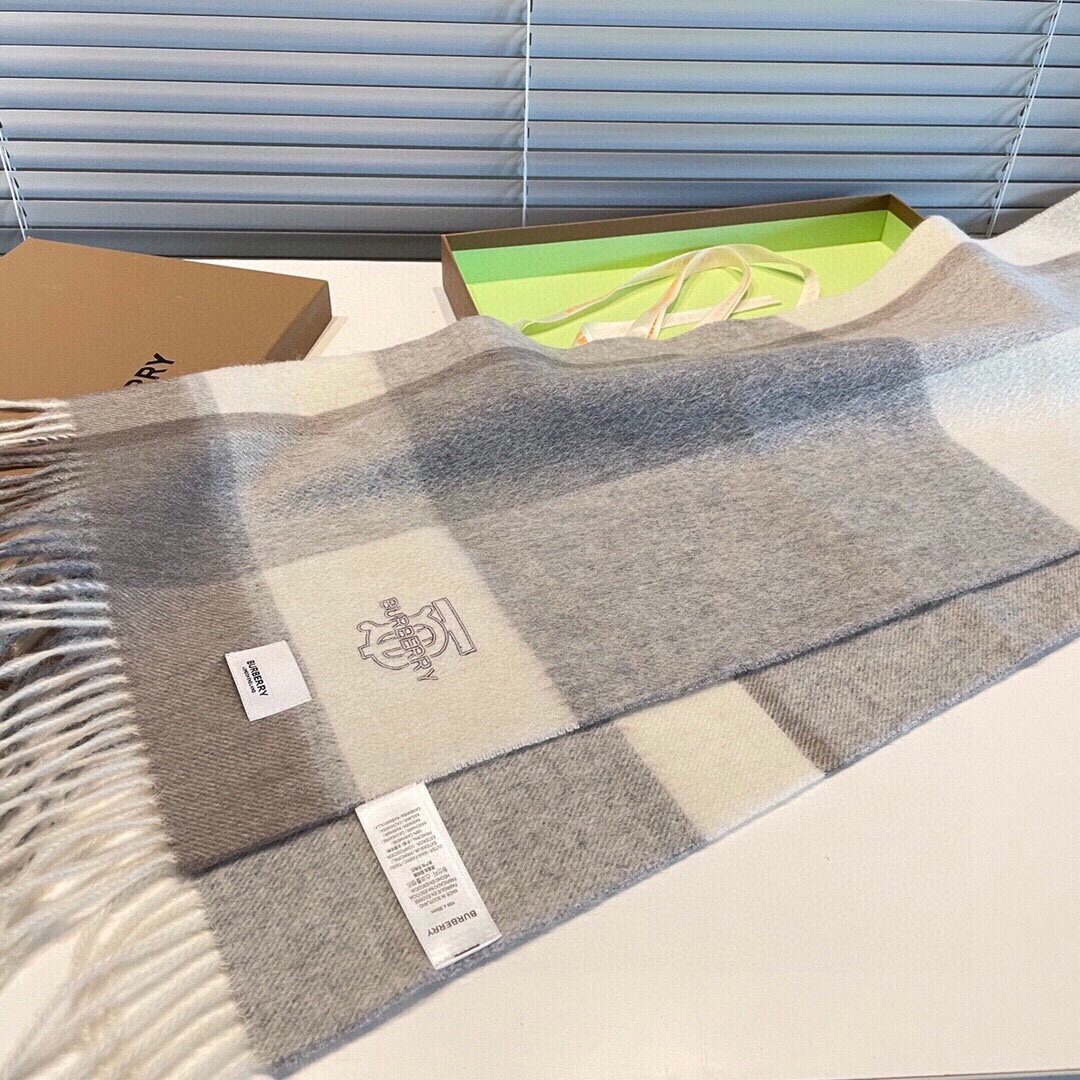 B家。【男女围巾】怒赞自留，难得的高端男款！家属福利！巴宝莉非常正的男士围巾~面料大爱，非常柔软细腻舒服