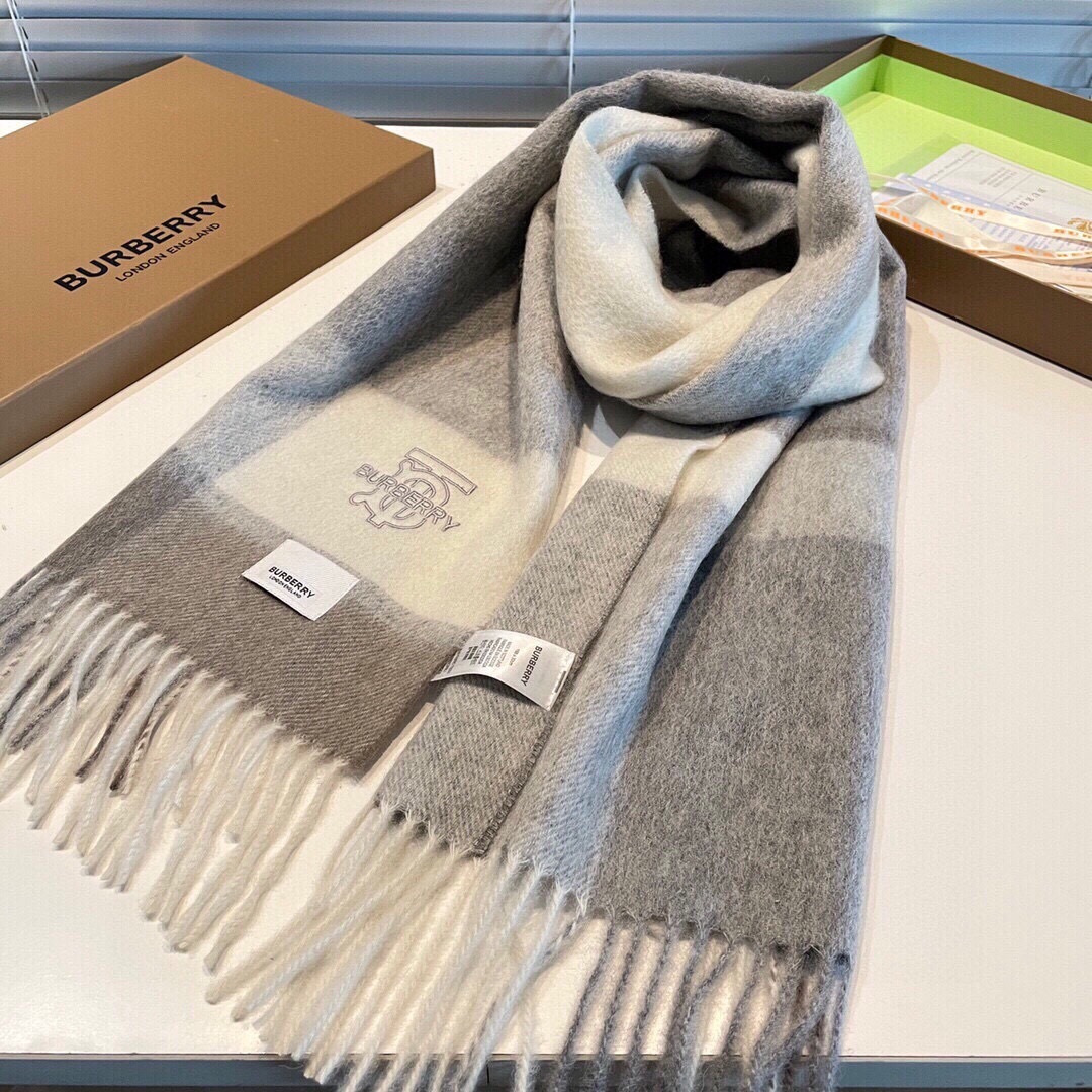 B家。【男女围巾】怒赞自留，难得的高端男款！家属福利！巴宝莉非常正的男士围巾~面料大爱，非常柔软细腻舒服