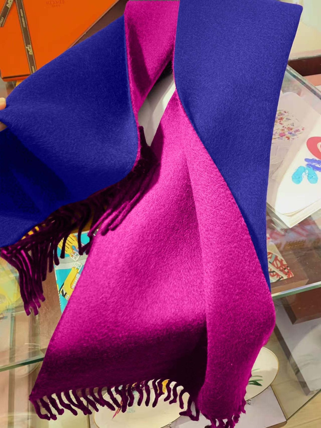 Hermes最新男女士双色纯羊绒围巾👍我们的情侣围巾且买且珍惜~~男款真的很少，一年也就出几款，都是出口