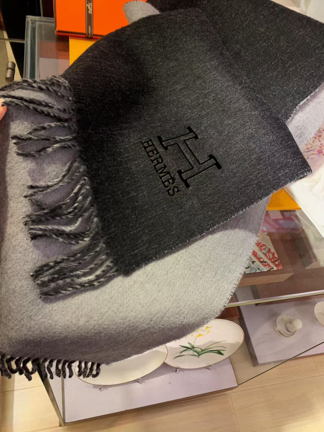 Hermes最新男女士双色纯羊绒围巾👍我们的情侣围巾且买且珍惜~~男款真的很少，一年也就出几款，都是出口