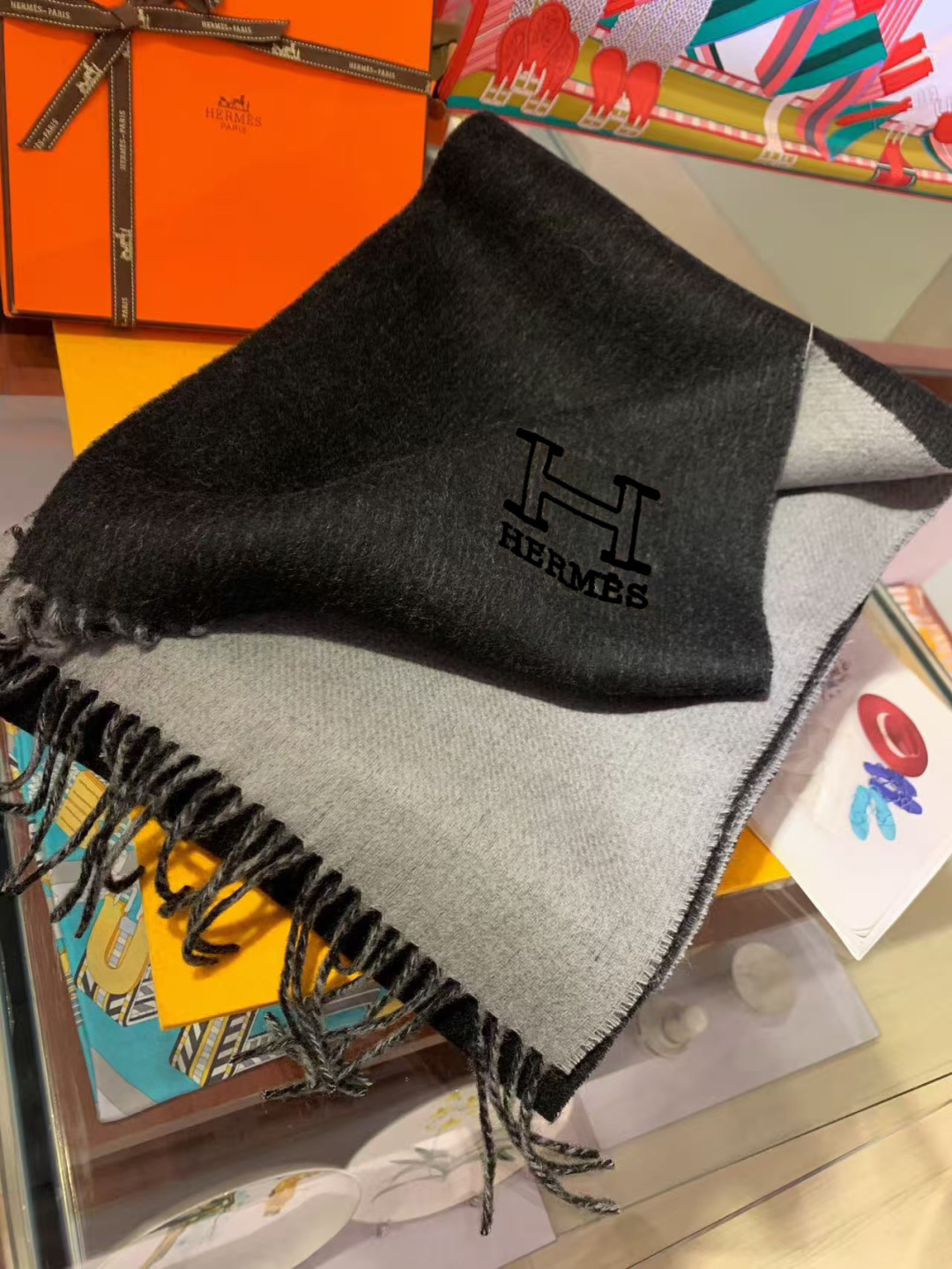 Hermes最新男女士双色纯羊绒围巾👍我们的情侣围巾且买且珍惜~~男款真的很少，一年也就出几款，都是出口
