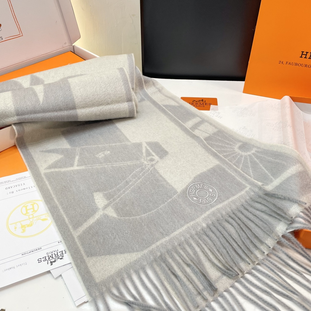 官网同款水波纹水羊绒 爱马仕❗👫同款围巾且买且珍惜羊绒款😍~都是出口订单所以比较难遇❤东西讲究少而精😍好