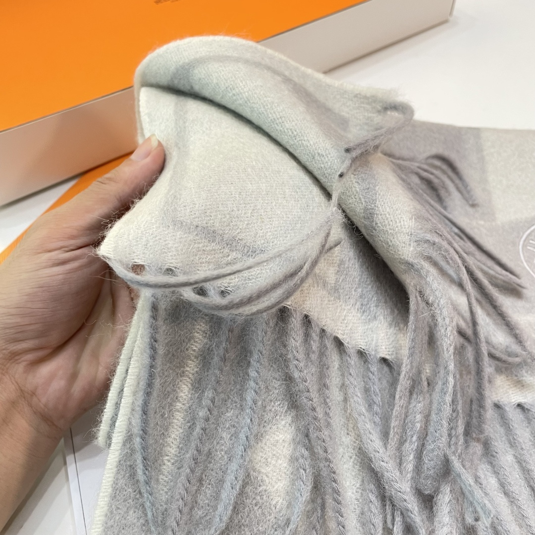 官网同款水波纹水羊绒 爱马仕❗👫同款围巾且买且珍惜羊绒款😍~都是出口订单所以比较难遇❤东西讲究少而精😍好