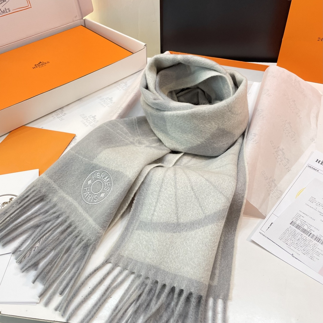 官网同款水波纹水羊绒 爱马仕❗👫同款围巾且买且珍惜羊绒款😍~都是出口订单所以比较难遇❤东西讲究少而精😍好