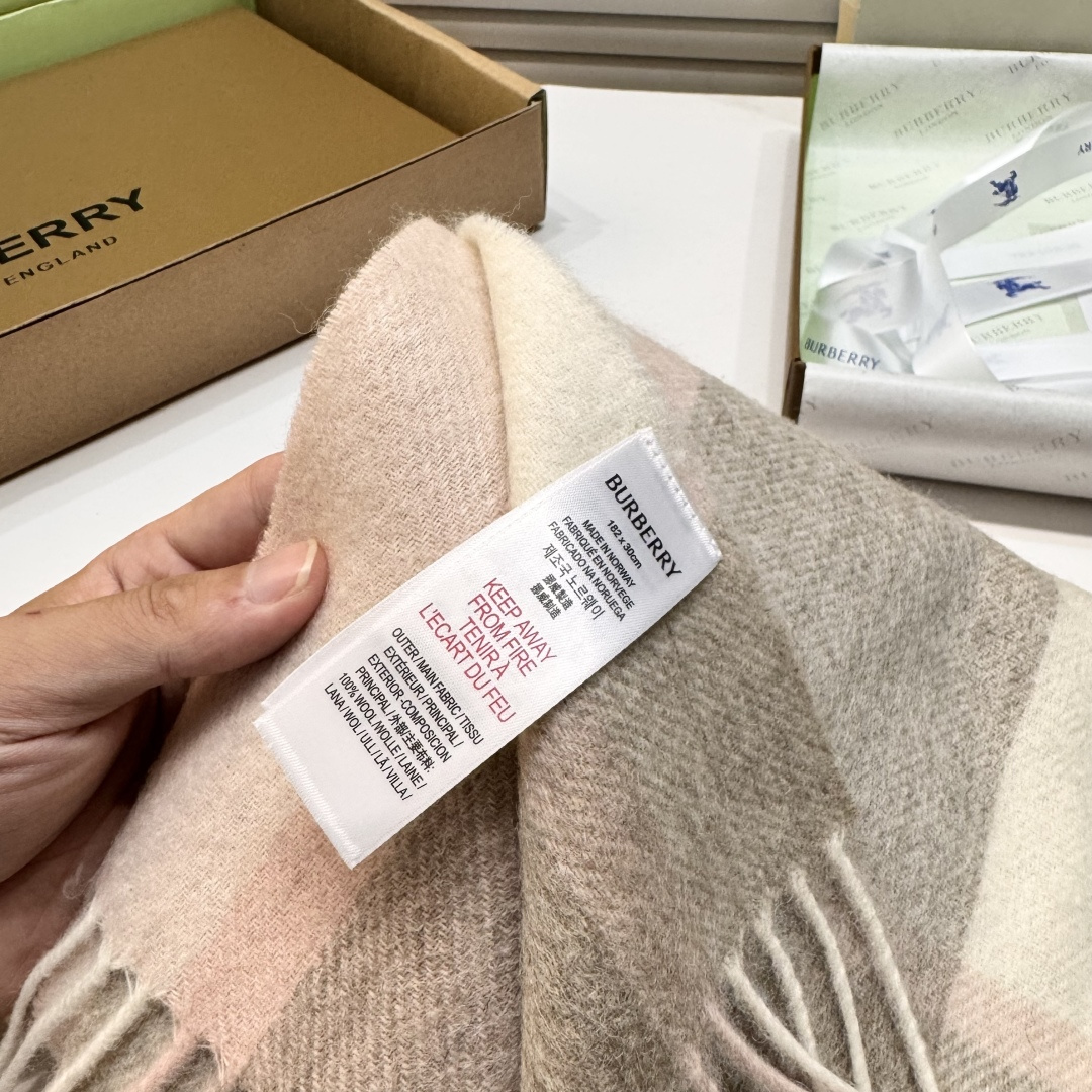 😍viP推荐👍巴宝莉专柜最新款水波纹Tb围巾‼️【顶级羊绒围巾】🔥爆款哦 😘💍实物真心美 🎀披肩配以精美