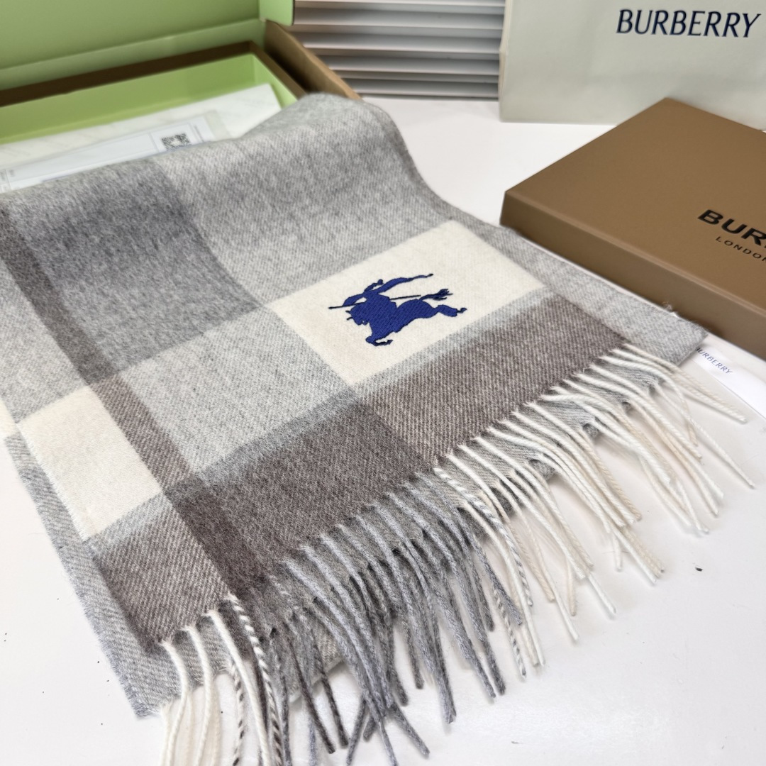 😍viP推荐👍巴宝莉专柜最新款水波纹Tb围巾‼️【顶级羊绒围巾】🔥爆款哦 😘💍实物真心美 🎀披肩配以精美