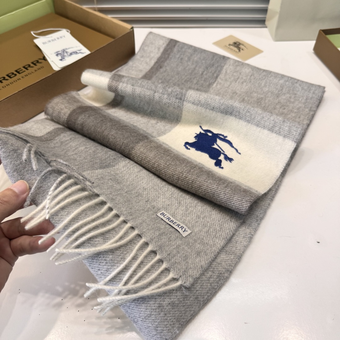 😍viP推荐👍巴宝莉专柜最新款水波纹Tb围巾‼️【顶级羊绒围巾】🔥爆款哦 😘💍实物真心美 🎀披肩配以精美