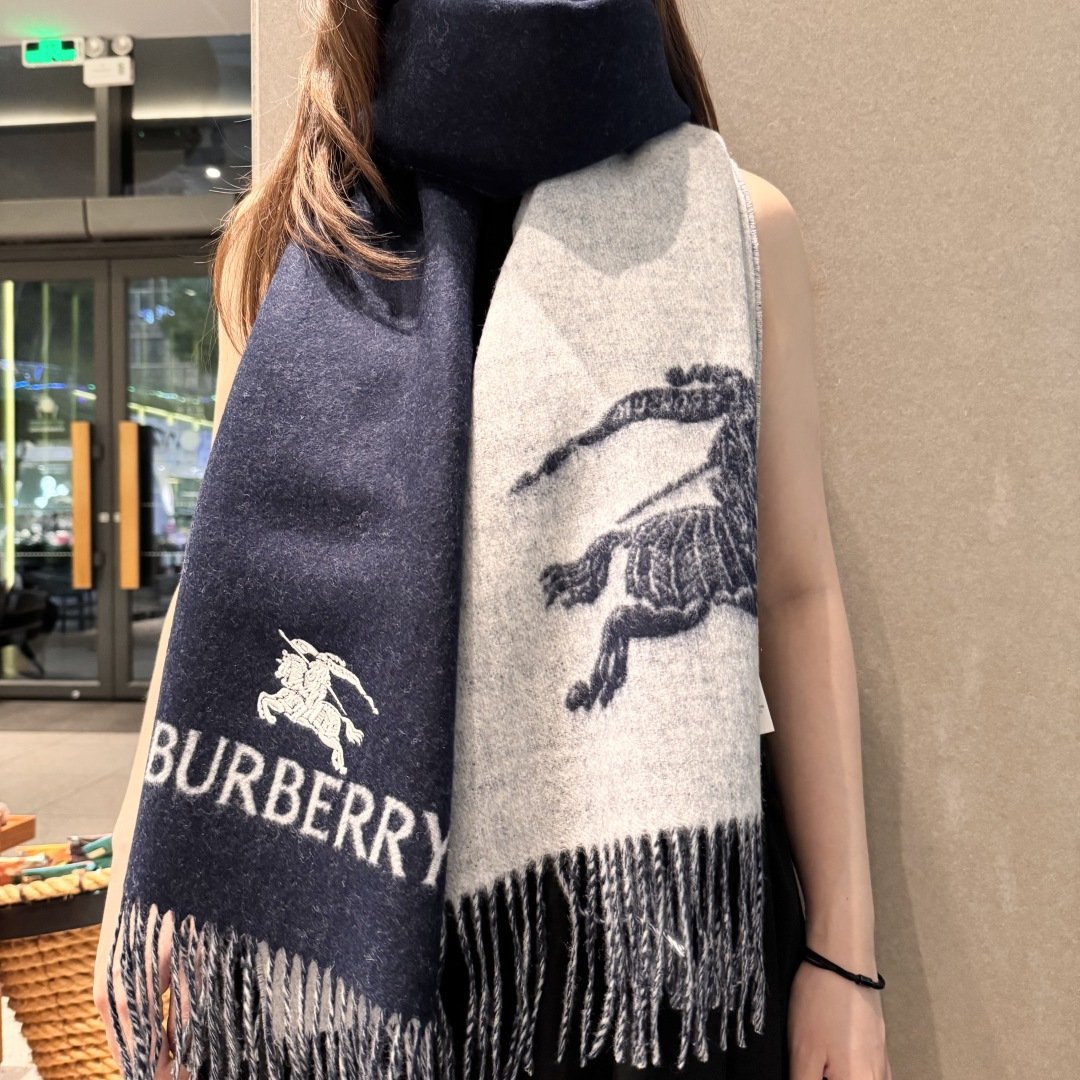 巴宝利 最新款围巾，男女士的福利 超温柔洋气的双面设计！！】感觉这个比以往的设计都更显年轻更显温柔更气质