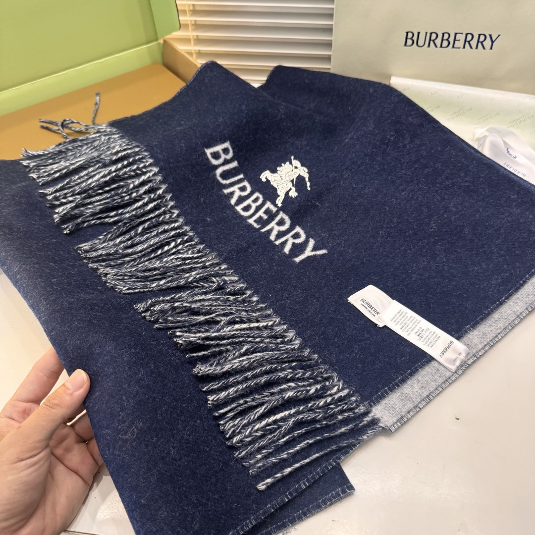 巴宝利 最新款围巾，男女士的福利 超温柔洋气的双面设计！！】感觉这个比以往的设计都更显年轻更显温柔更气质