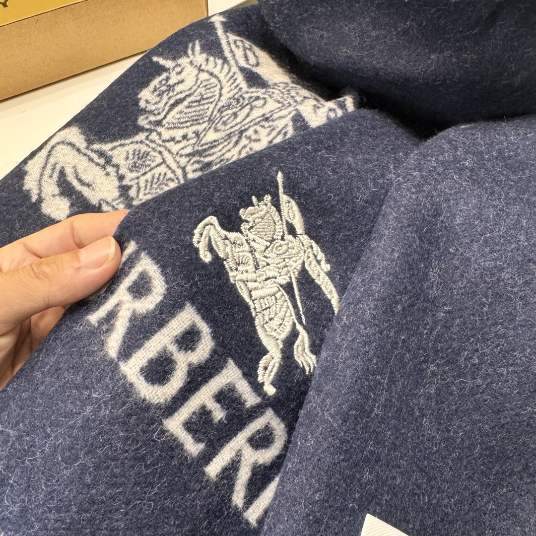 巴宝利 最新款围巾，男女士的福利 超温柔洋气的双面设计！！】感觉这个比以往的设计都更显年轻更显温柔更气质