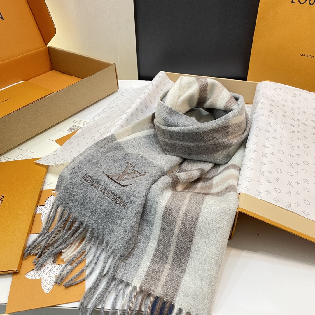 LV款式很有男性魅力，经典大方‼️面料采用的是客供纯羊绒，细腻柔软度都非常的好，非常漂亮。上身效果无敌好