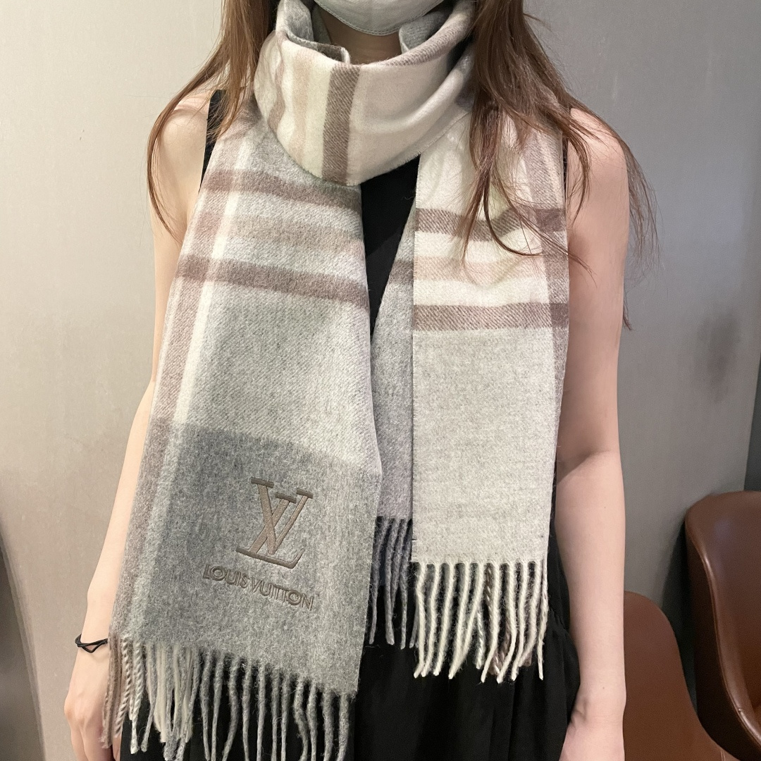 LV款式很有男性魅力，经典大方‼️面料采用的是客供纯羊绒，细腻柔软度都非常的好，非常漂亮。上身效果无敌好