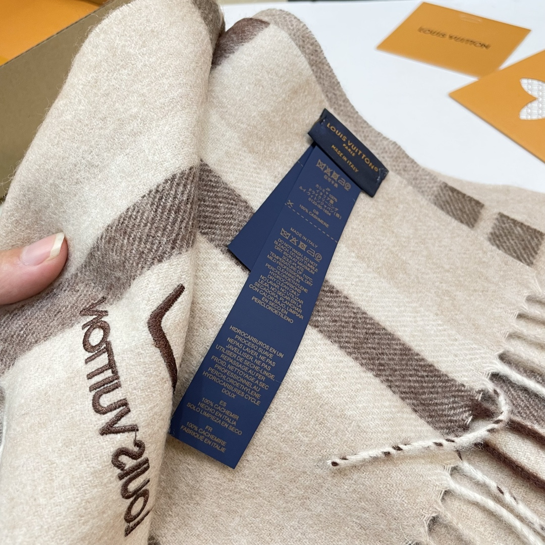 LV款式很有男性魅力，经典大方‼️面料采用的是客供纯羊绒，细腻柔软度都非常的好，非常漂亮。上身效果无敌好