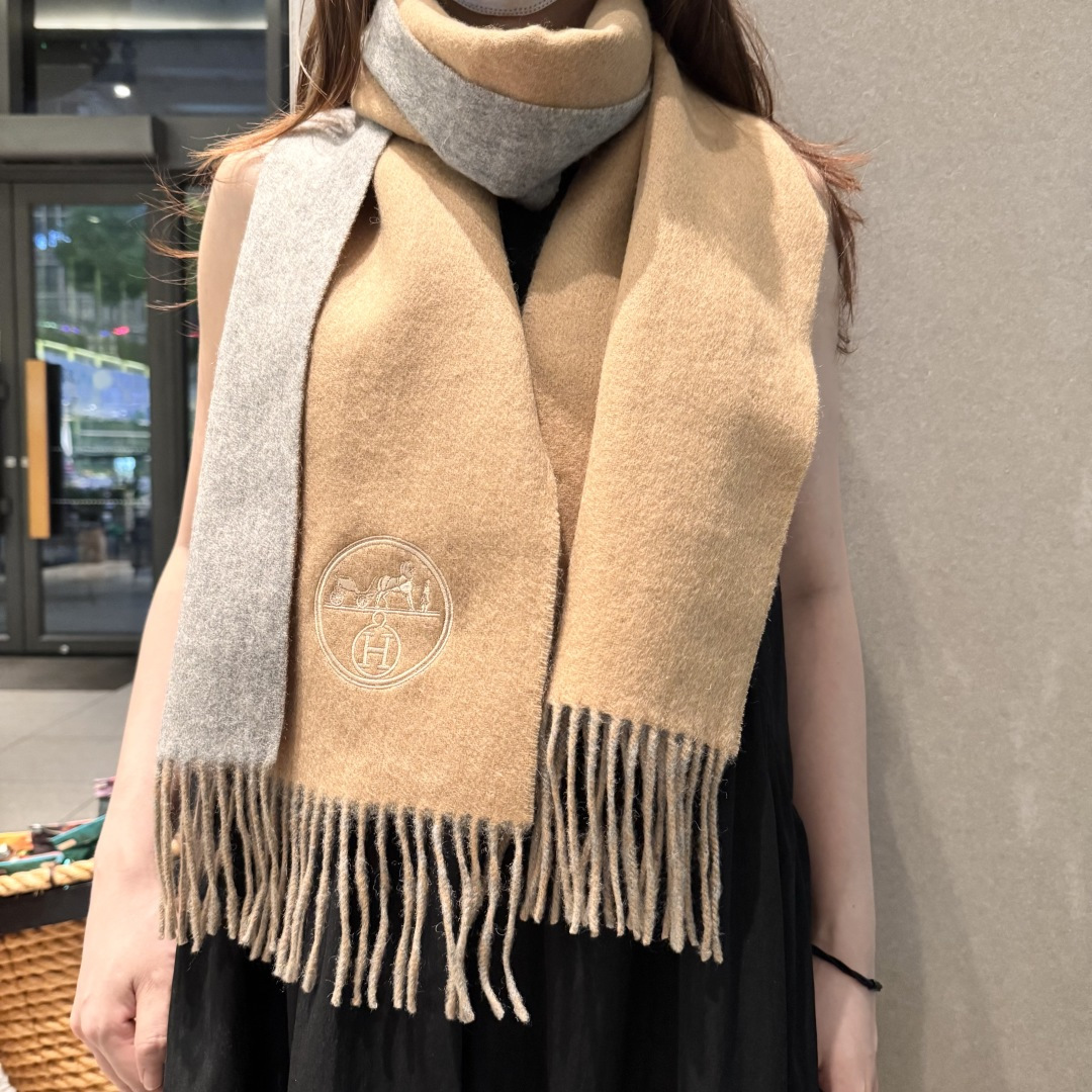 ✨✨爱马仕双面围巾❗好看的要疯掉了，太有型太有魅力了❗❗非常斯文时尚的秋冬单品！真的很喜欢，非常Clas