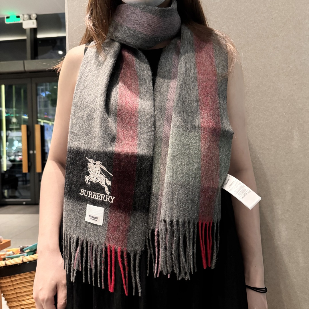 顶级高端货现货发行⚠️巴宝莉专柜超爆万年款✨【经典格纹长巾】羊绒围巾✨品质手感好到不行‼️100%顶级羊