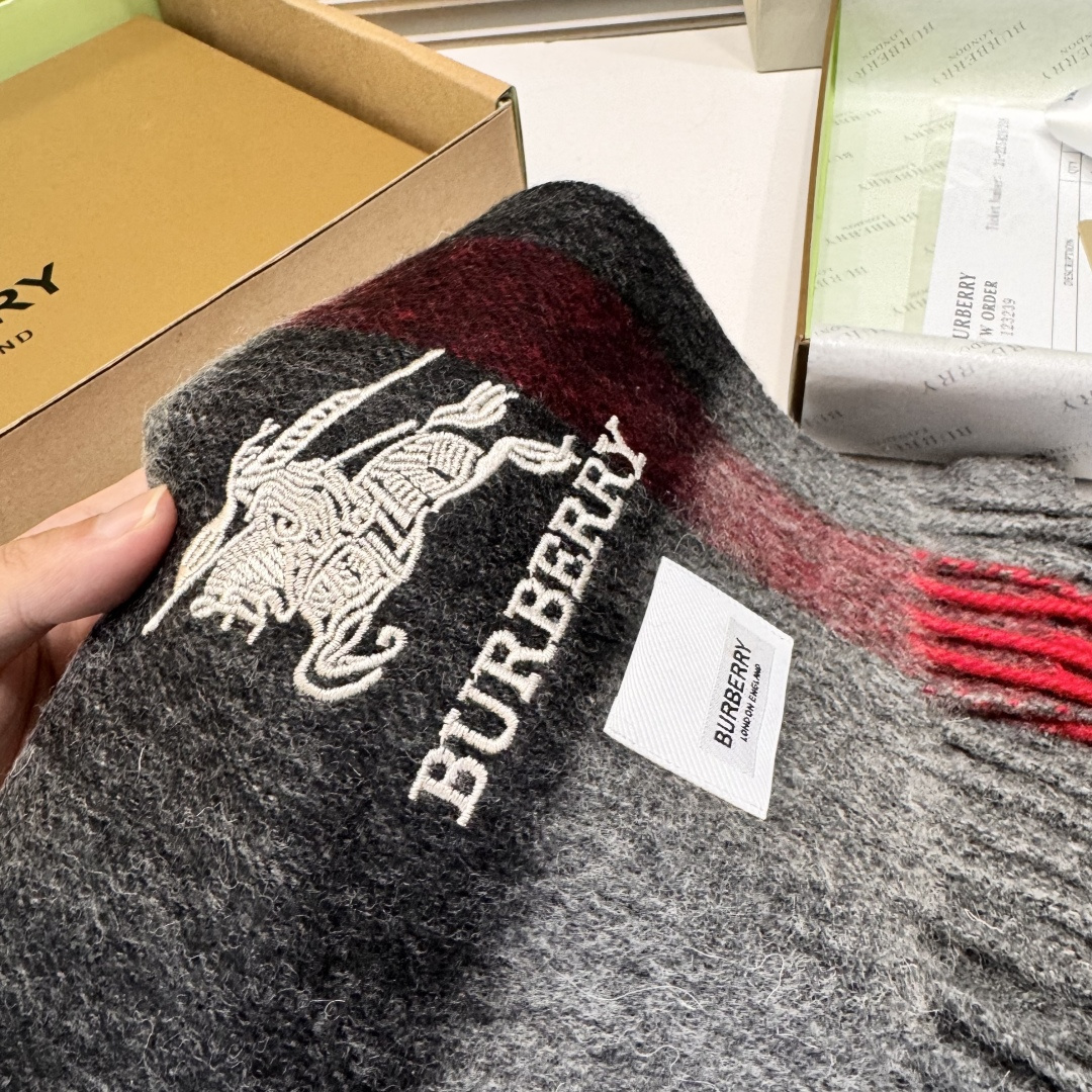 顶级高端货现货发行⚠️巴宝莉专柜超爆万年款✨【经典格纹长巾】羊绒围巾✨品质手感好到不行‼️100%顶级羊