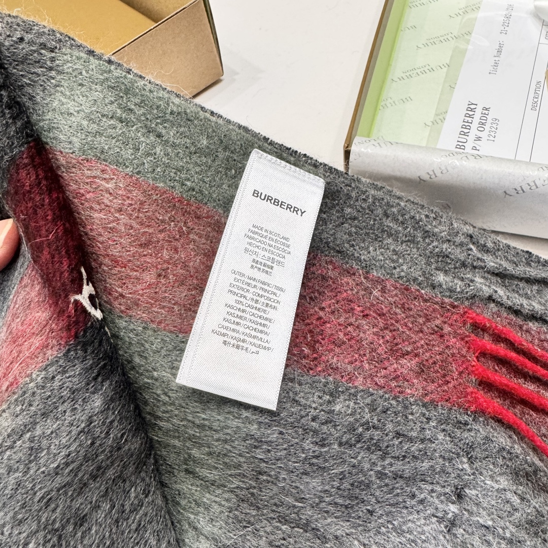 顶级高端货现货发行⚠️巴宝莉专柜超爆万年款✨【经典格纹长巾】羊绒围巾✨品质手感好到不行‼️100%顶级羊