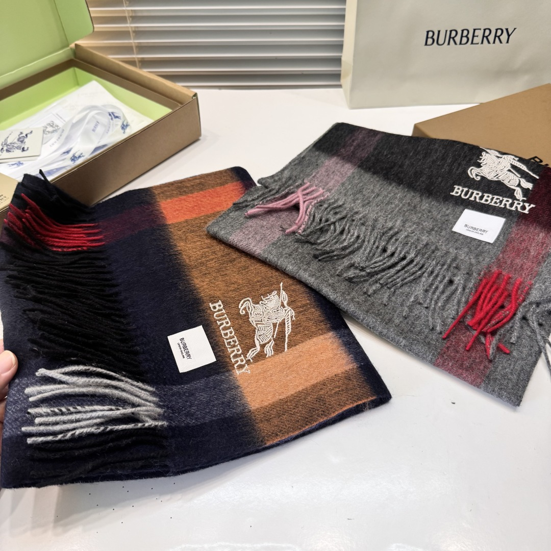顶级高端货现货发行⚠️巴宝莉专柜超爆万年款✨【经典格纹长巾】羊绒围巾✨品质手感好到不行‼️100%顶级羊