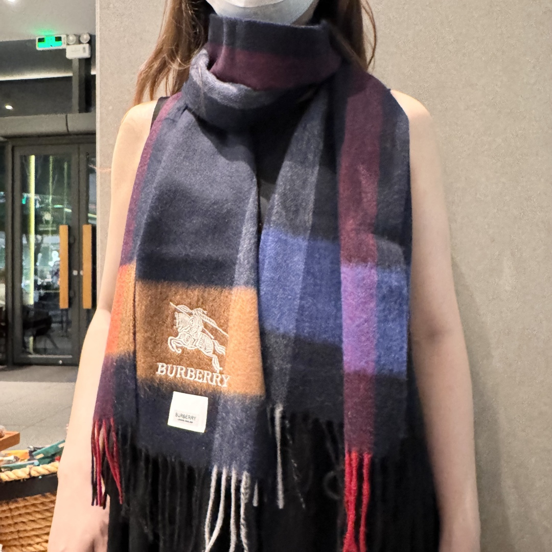 顶级高端货现货发行⚠️巴宝莉专柜超爆万年款✨【经典格纹长巾】羊绒围巾✨品质手感好到不行‼️100%顶级羊