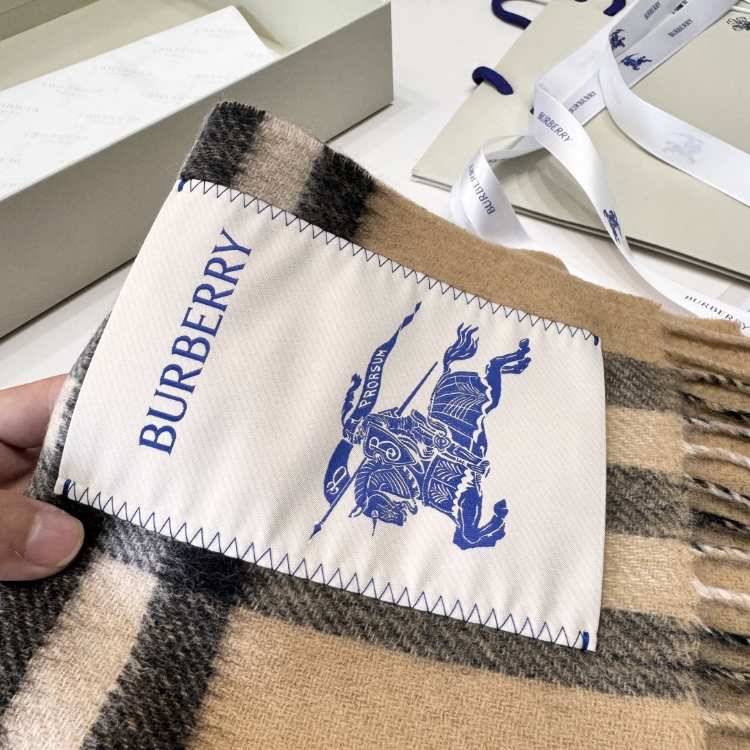 巴宝莉经典格子万年款，bbr战马刺绣🪡经典【小格双面披肩】品质手感好到不行‼️100%羊羔绒♨️高尖端产