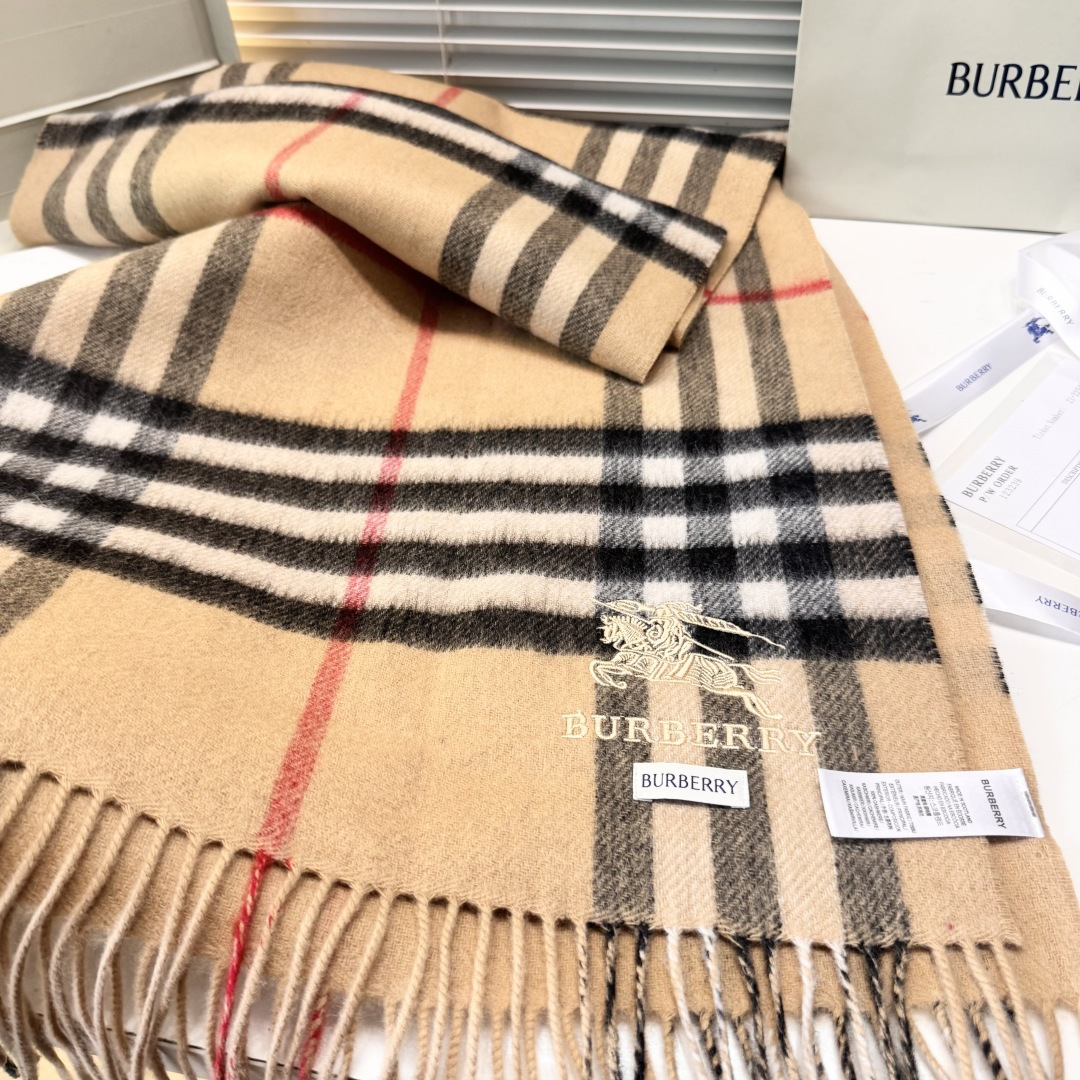 巴宝莉经典格子万年款，bbr战马刺绣🪡经典【小格双面披肩】品质手感好到不行‼️100%羊羔绒♨️高尖端产