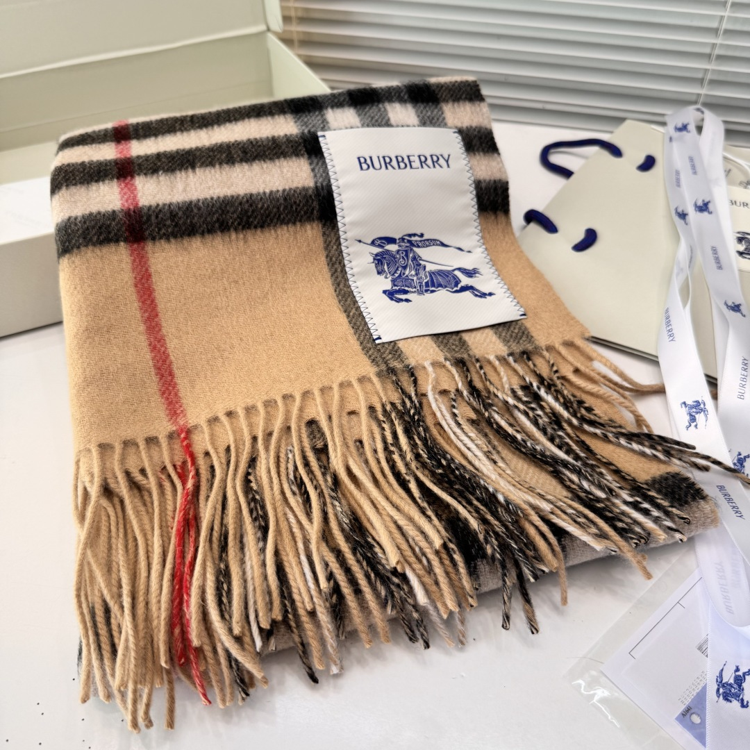 巴宝莉经典格子万年款，bbr战马刺绣🪡经典【小格双面披肩】品质手感好到不行‼️100%羊羔绒♨️高尖端产