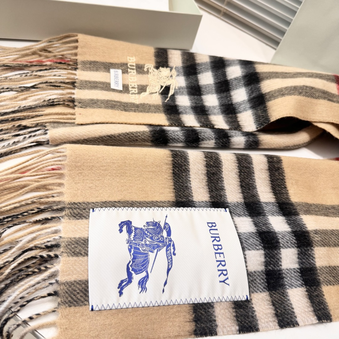 巴宝莉经典格子万年款，bbr战马刺绣🪡经典【小格双面披肩】品质手感好到不行‼️100%羊羔绒♨️高尖端产