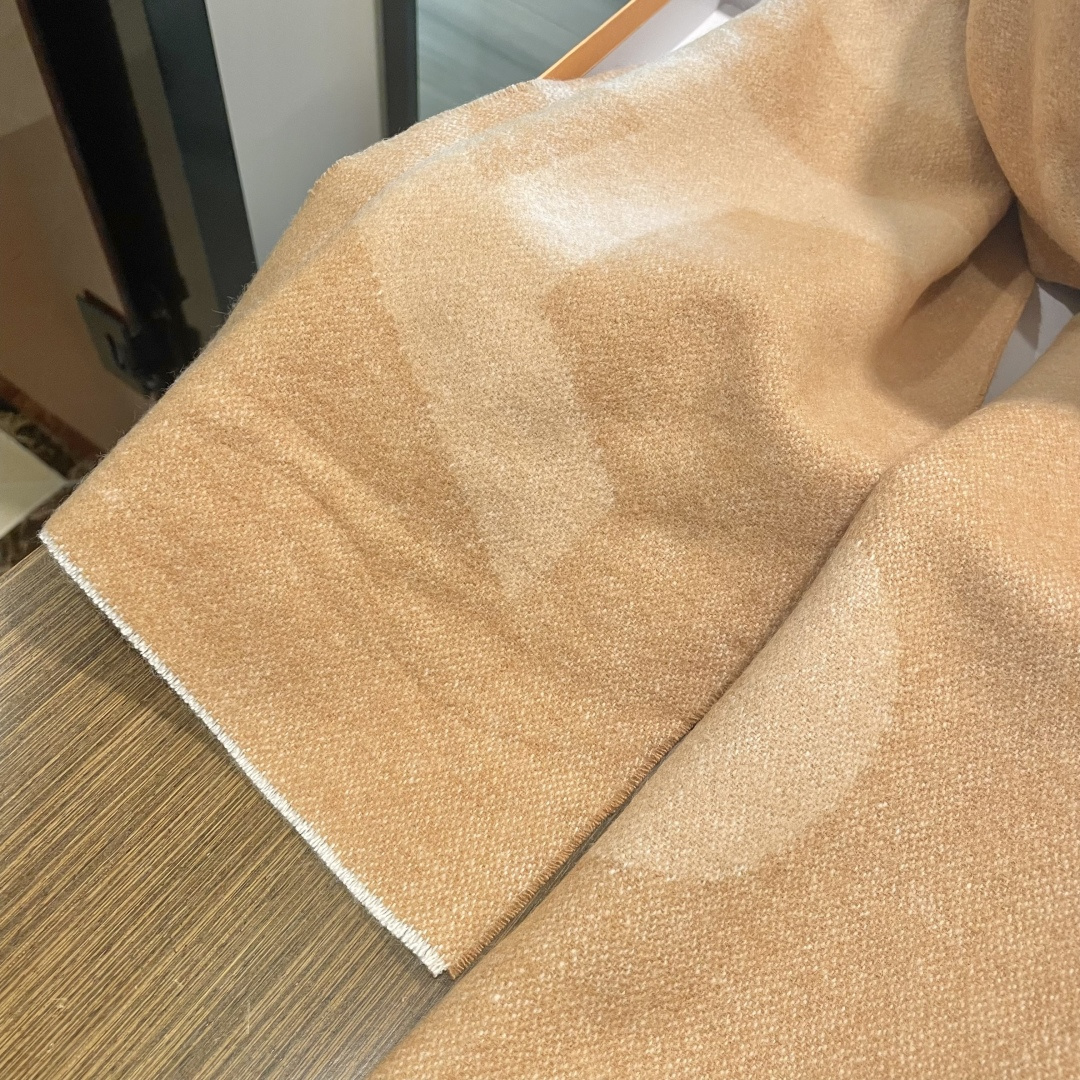 【acne大字母披肩】今年最热的款 🚨🚨原单原厂出品 超级大logo 🎆🎆双面三色纱提花工艺 🎟🎟波普艺