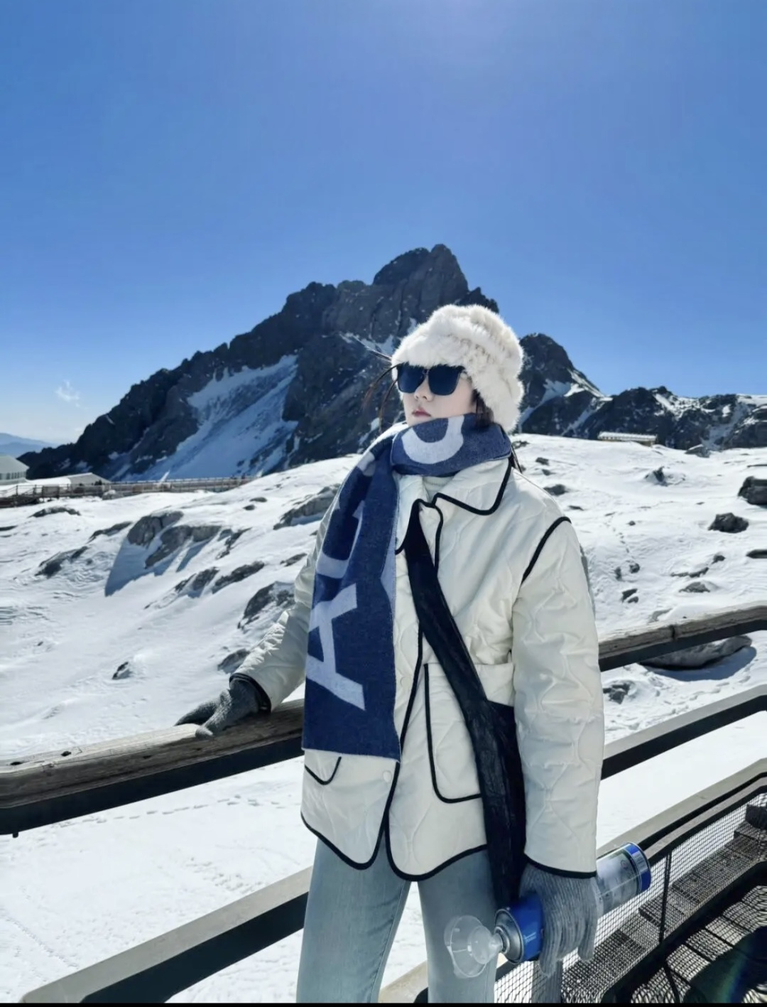 【acne大字母披肩】今年最热的款 🚨🚨原单原厂出品 超级大logo 🎆🎆双面三色纱提花工艺 🎟🎟波普艺