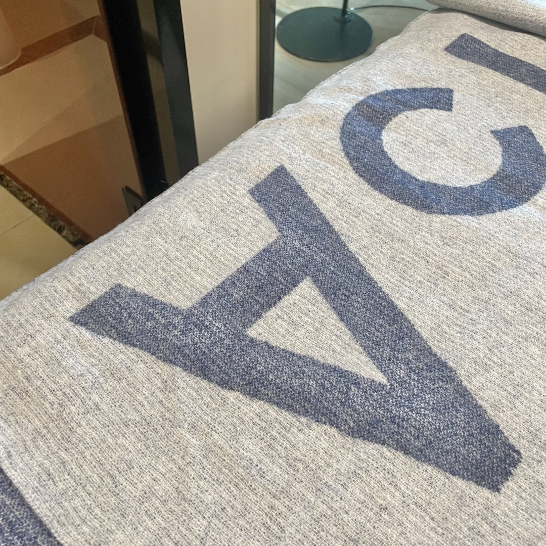 【acne大字母披肩】今年最热的款 🚨🚨原单原厂出品 超级大logo 🎆🎆双面三色纱提花工艺 🎟🎟波普艺