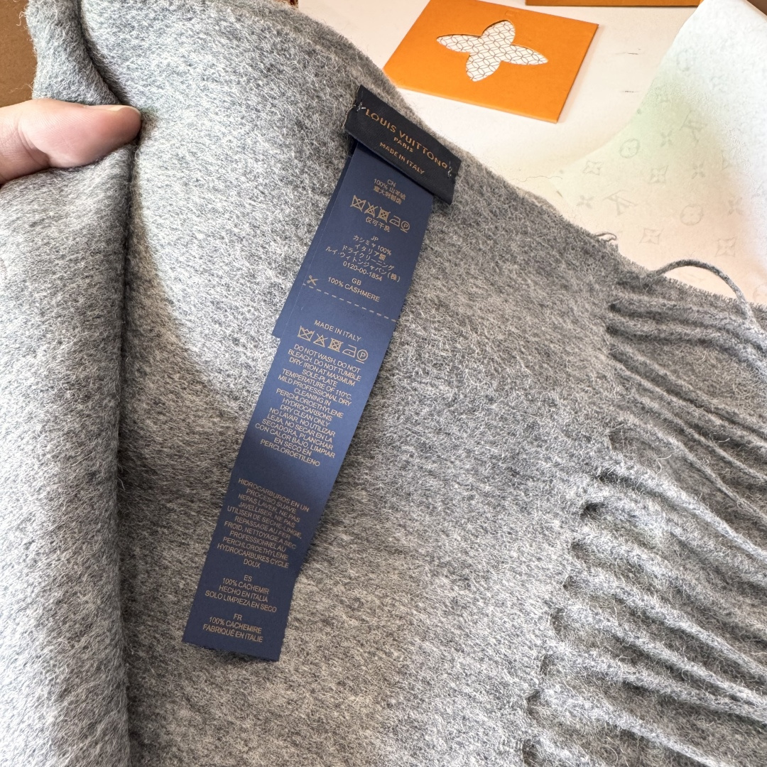 LV 路易威登官网最新款羔羊绒围巾！出口订单，喜欢有颜值，高质量的亲可入手，无论怎么搭配都是满满的高级感