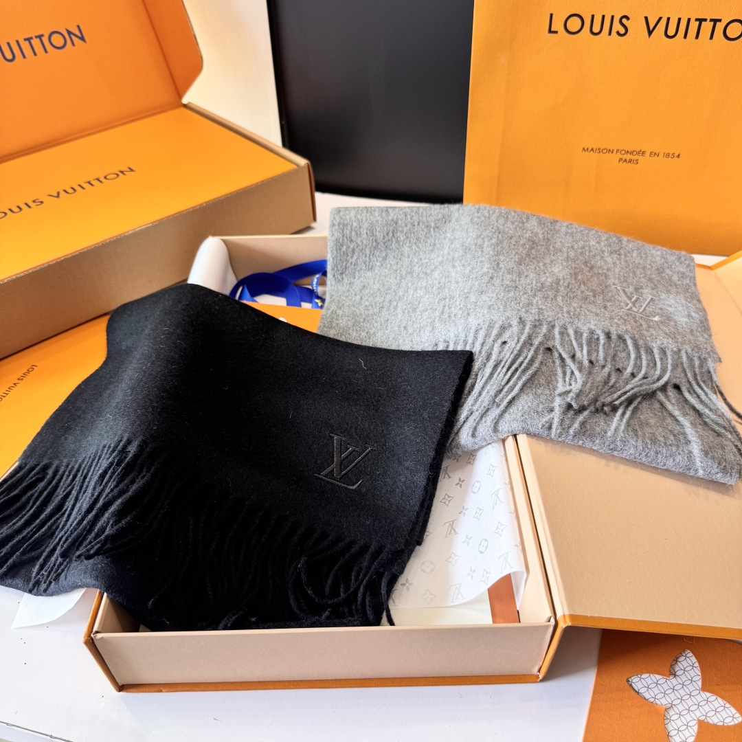 LV 路易威登官网最新款羔羊绒围巾！出口订单，喜欢有颜值，高质量的亲可入手，无论怎么搭配都是满满的高级感