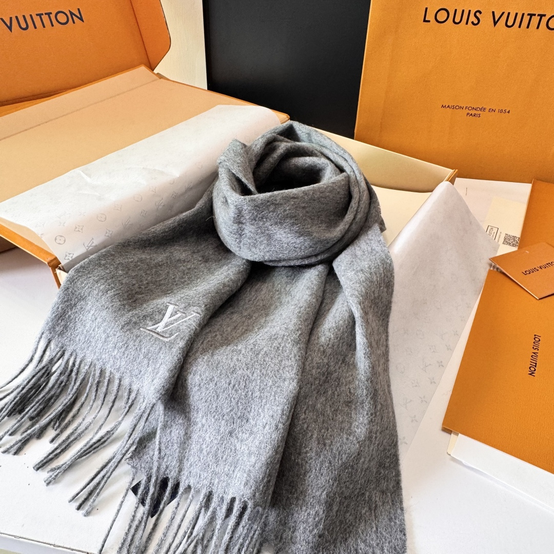 LV 路易威登官网最新款羔羊绒围巾！出口订单，喜欢有颜值，高质量的亲可入手，无论怎么搭配都是满满的高级感