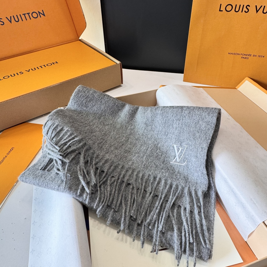 LV 路易威登官网最新款羔羊绒围巾！出口订单，喜欢有颜值，高质量的亲可入手，无论怎么搭配都是满满的高级感