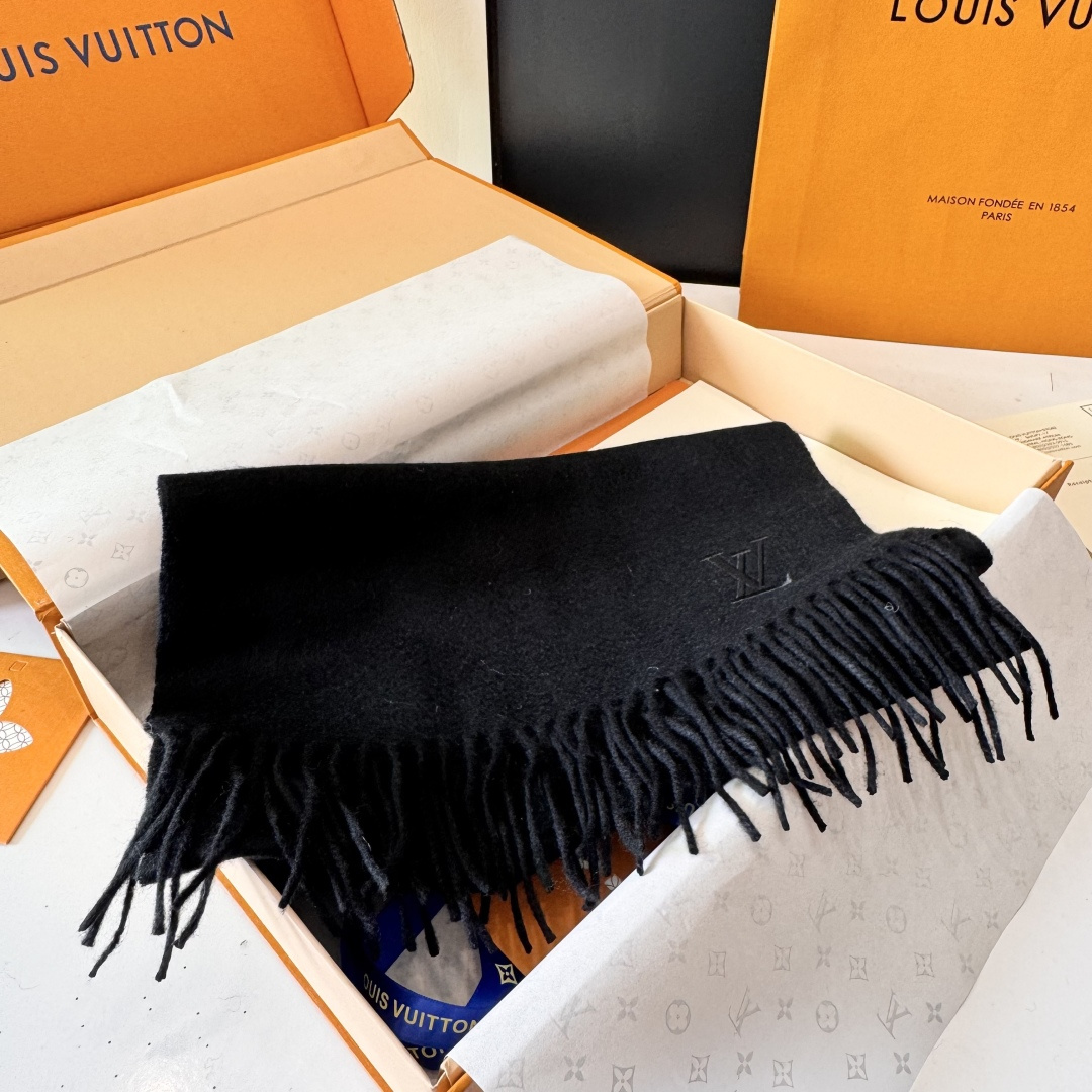 LV 路易威登官网最新款羔羊绒围巾！出口订单，喜欢有颜值，高质量的亲可入手，无论怎么搭配都是满满的高级感