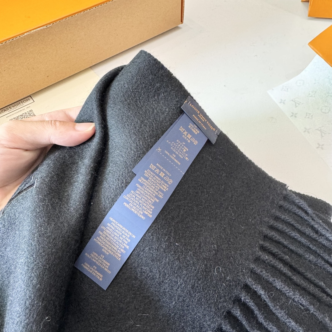LV 路易威登官网最新款羔羊绒围巾！出口订单，喜欢有颜值，高质量的亲可入手，无论怎么搭配都是满满的高级感