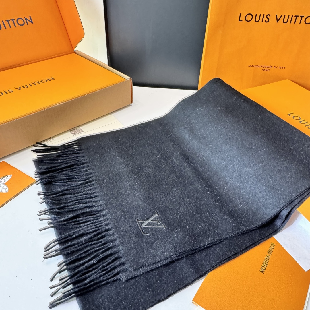 LV 路易威登官网最新款羔羊绒围巾！出口订单，喜欢有颜值，高质量的亲可入手，无论怎么搭配都是满满的高级感