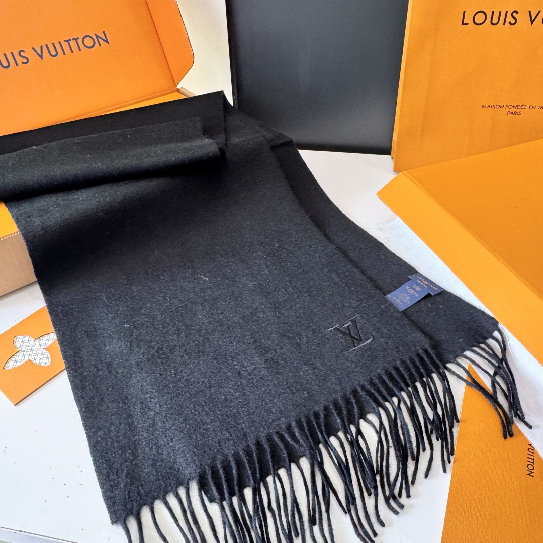 LV 路易威登官网最新款羔羊绒围巾！出口订单，喜欢有颜值，高质量的亲可入手，无论怎么搭配都是满满的高级感
