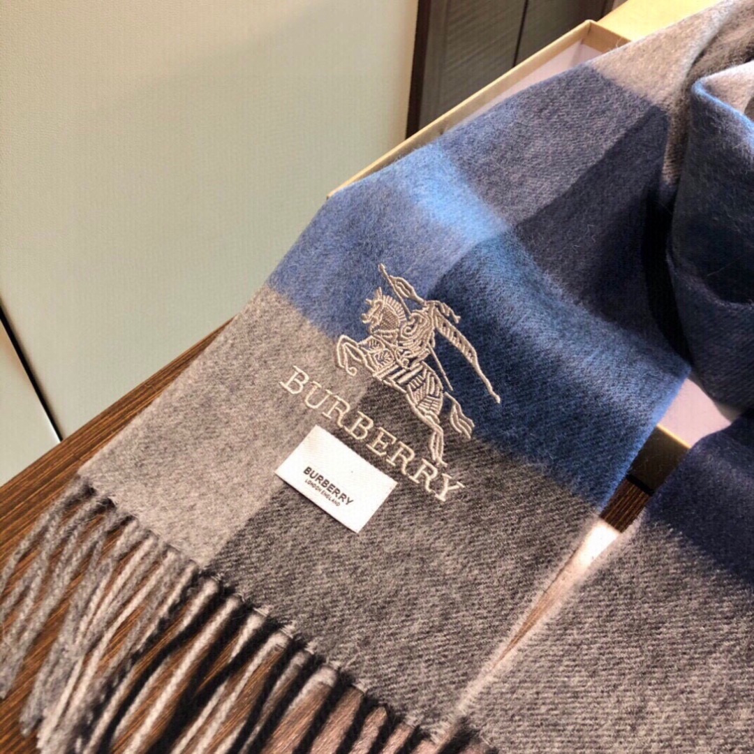 怒推走量新款🎊重磅推荐🎊巴宝莉官网最新款💥 100%顶级山羊绒材质🔥非常保暖👑 柔软亲肤，不扎脖😍经典巴