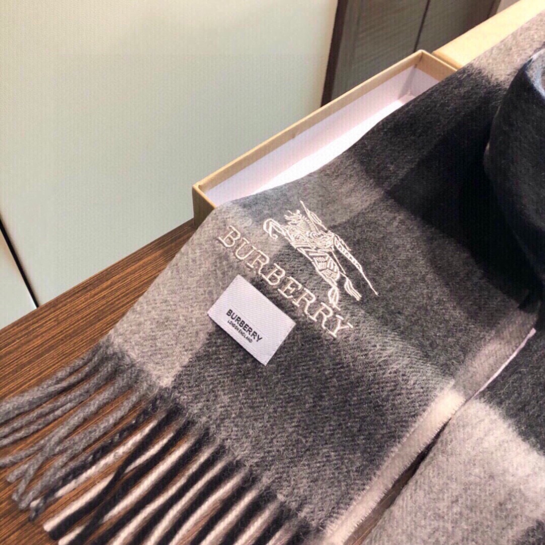 怒推走量新款🎊重磅推荐🎊巴宝莉官网最新款💥 100%顶级山羊绒材质🔥非常保暖👑 柔软亲肤，不扎脖😍经典巴