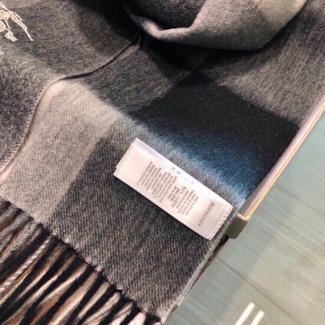 怒推走量新款🎊重磅推荐🎊巴宝莉官网最新款💥 100%顶级山羊绒材质🔥非常保暖👑 柔软亲肤，不扎脖😍经典巴