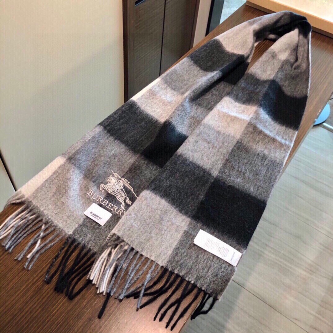 怒推走量新款🎊重磅推荐🎊巴宝莉官网最新款💥 100%顶级山羊绒材质🔥非常保暖👑 柔软亲肤，不扎脖😍经典巴