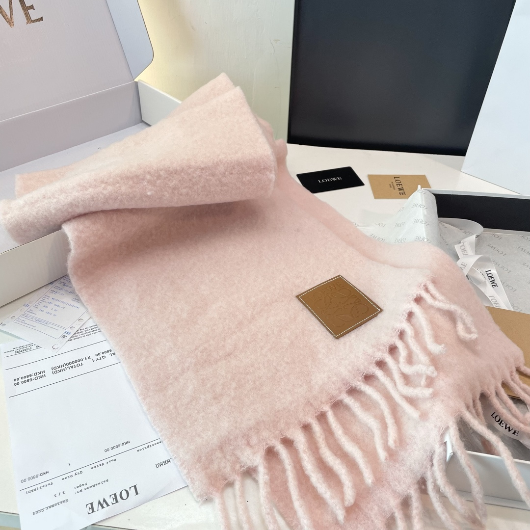 2025年罗意威超美新款马海毛围巾！超级推荐入手！】质感好货！主打的马海毛围巾~据说超难买哦！！打了好多