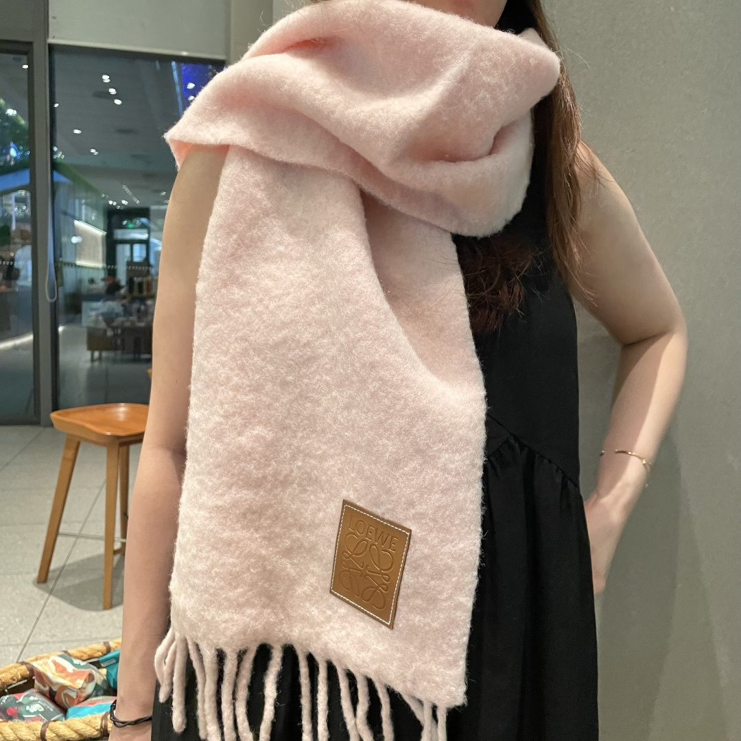 2025年罗意威超美新款马海毛围巾！超级推荐入手！】质感好货！主打的马海毛围巾~据说超难买哦！！打了好多