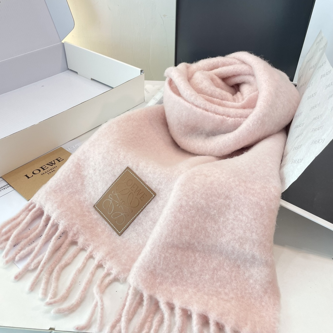 2025年罗意威超美新款马海毛围巾！超级推荐入手！】质感好货！主打的马海毛围巾~据说超难买哦！！打了好多